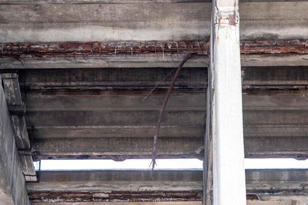 Разрушенная эстакада. Приколесоотбойная зона на мосту. Мост в аварийном состоянии. Бетонные балки мостов. Мост в чувашии.