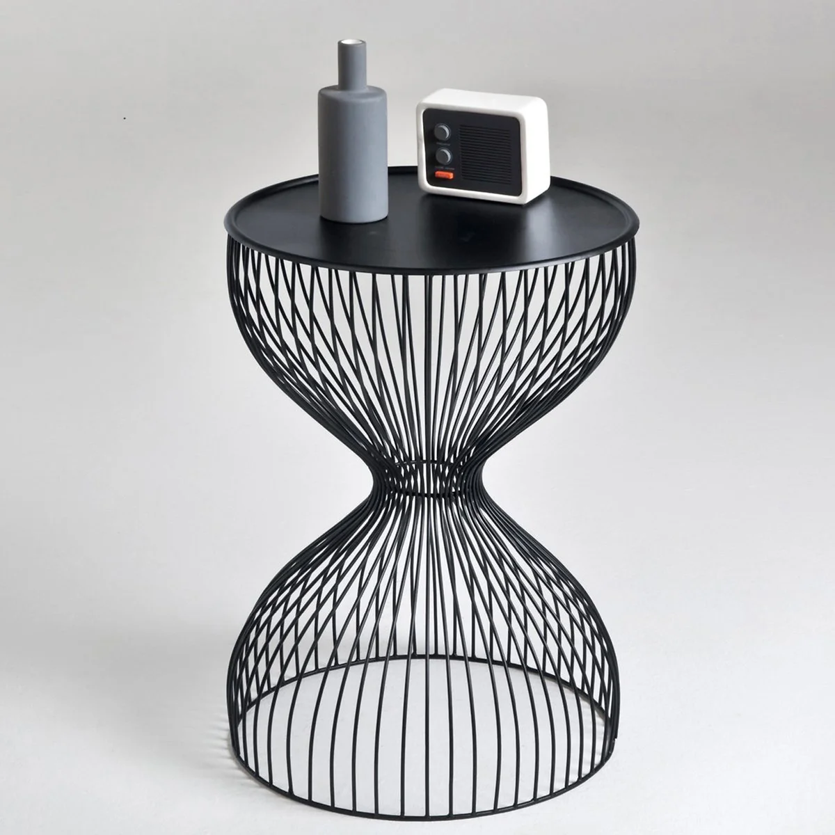 Приставной столик из проволоки 