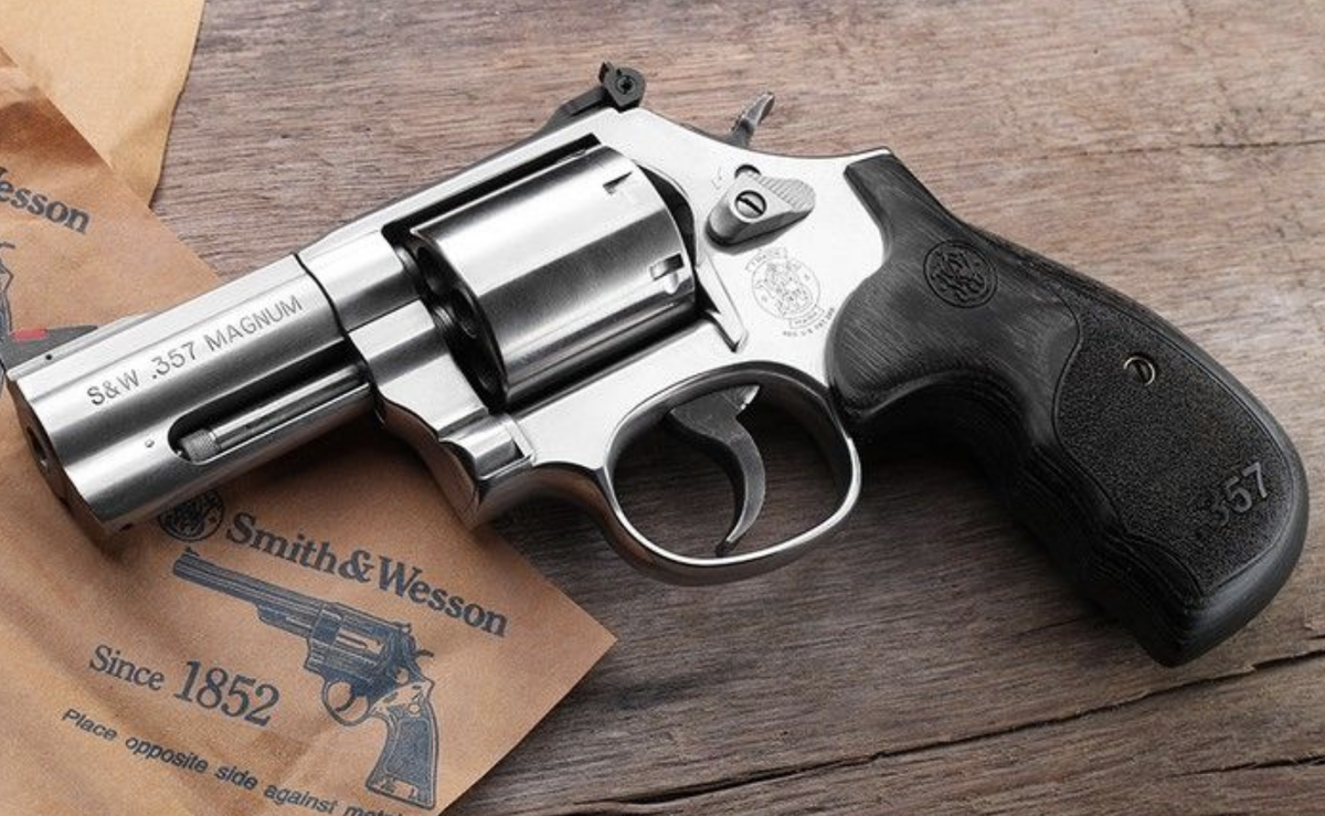 S w. Смит и Вессон 686. Револьвер Smith Wesson 686. Смит Вессон 686 плюс. Смит-Вессон 686 плюс револьвер 357 Магнум.