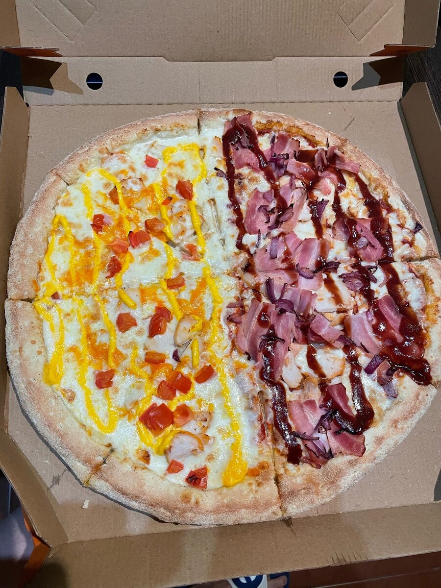 Внешний вид соответствует с заявленным на фото с сайта. Выглядит аппетитно и привлекательно. По начинки не обделили. Цыпленок барбекю выше среднего по таким параметрам как: сытость и сочность. По вкусовой палитре лично мы бы внесли легкие изменения,а именно заменили  красный лук на халапенью для легкой остроты. Мы считаем, что с халапеньо данная пицца заиграет другими красками. 