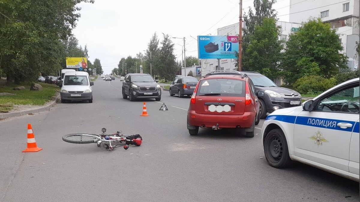     Дорожный инцидент произошел в спальном районе города, фото с места происшествия опубликовали сотрудники Госавтоинспекции.
