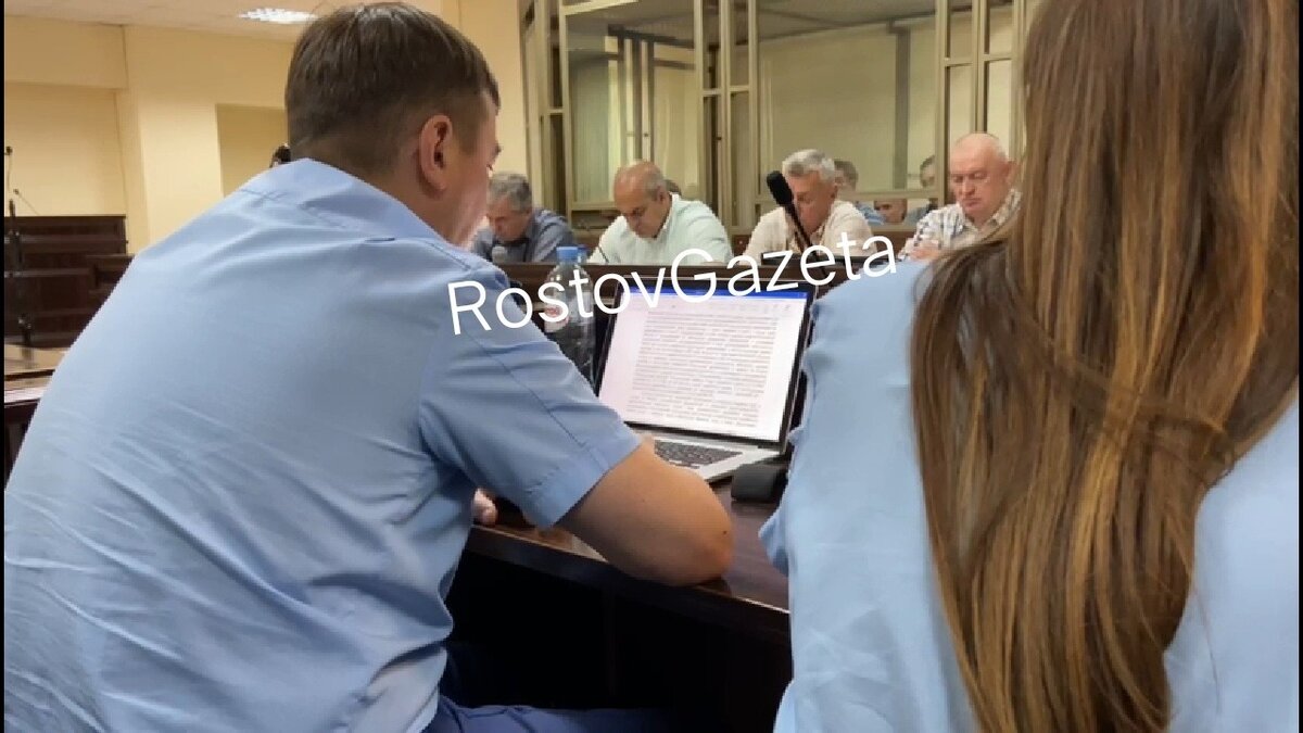     В Ростове началось судебное заседание по делу Аксайских рынков, в списке подозреваемых в незаконной деятельности — бывший глава районной администрации Виталий Борзенко, предприниматели Бабаевы и еще несколько фигурантов, подробностями поделился корреспондент RostovGazeta, находящийся в зале суда.