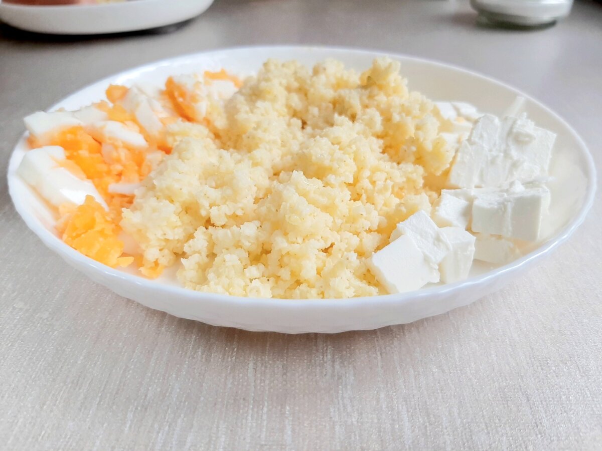 Отличный завтрак от Валентины: пшено, яйцо, сербская брынза. К такому завтраку для полного идеала надо добавить овощей или ягод. 