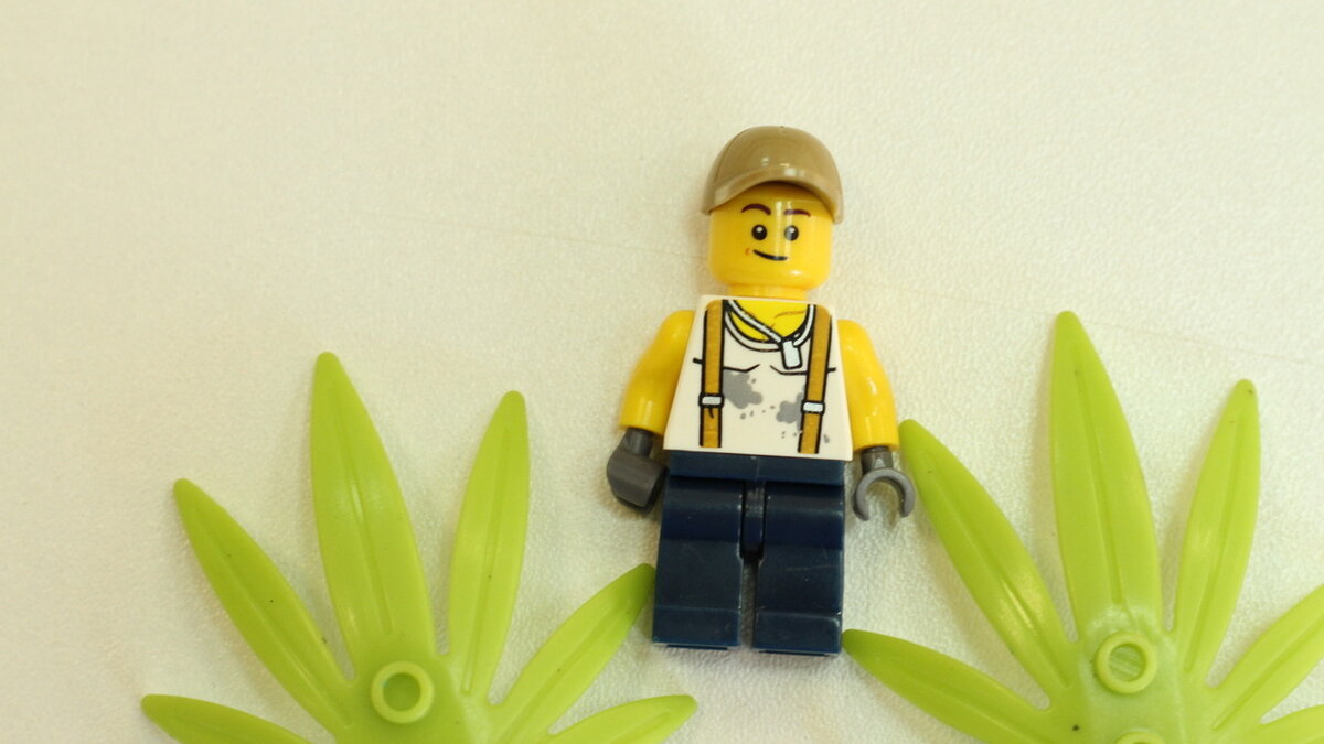     Сотрудники администрации вместе с активистами регулярно борются с диким наркотическим растением.