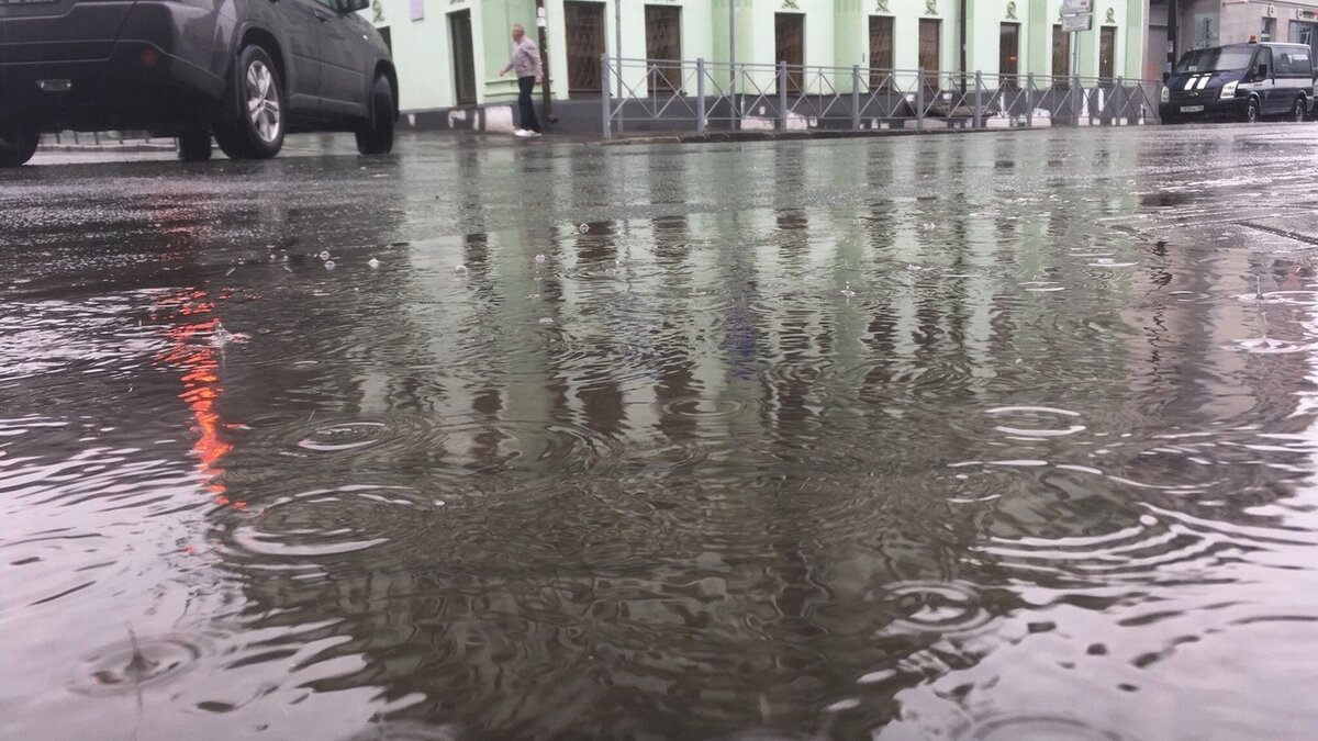     В Казани местные жители увидели первые последствия сильного ливня. Очевидцы рассказали об затопленных улицах в ряде Telegram-каналов, в том числе «в Казани поймут» и «Казань на минималках».