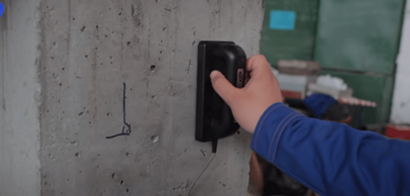 Перед началом испытаний выбранного образца или объекта, необходимо выполнить поиск залегающей в нём арматуры, чтобы исключить её попадании в зону вырыва фрагмента бетона