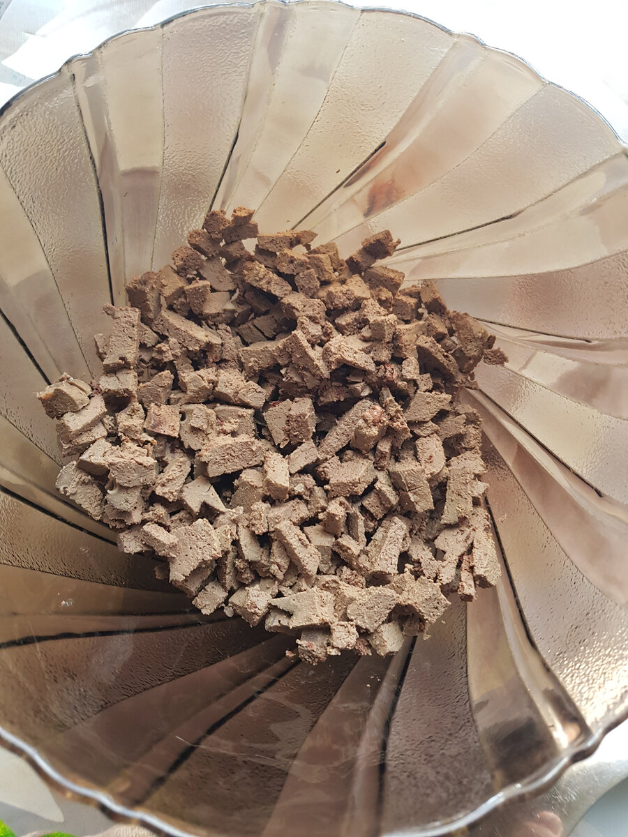 Отварную печень нарезаем кубиками.