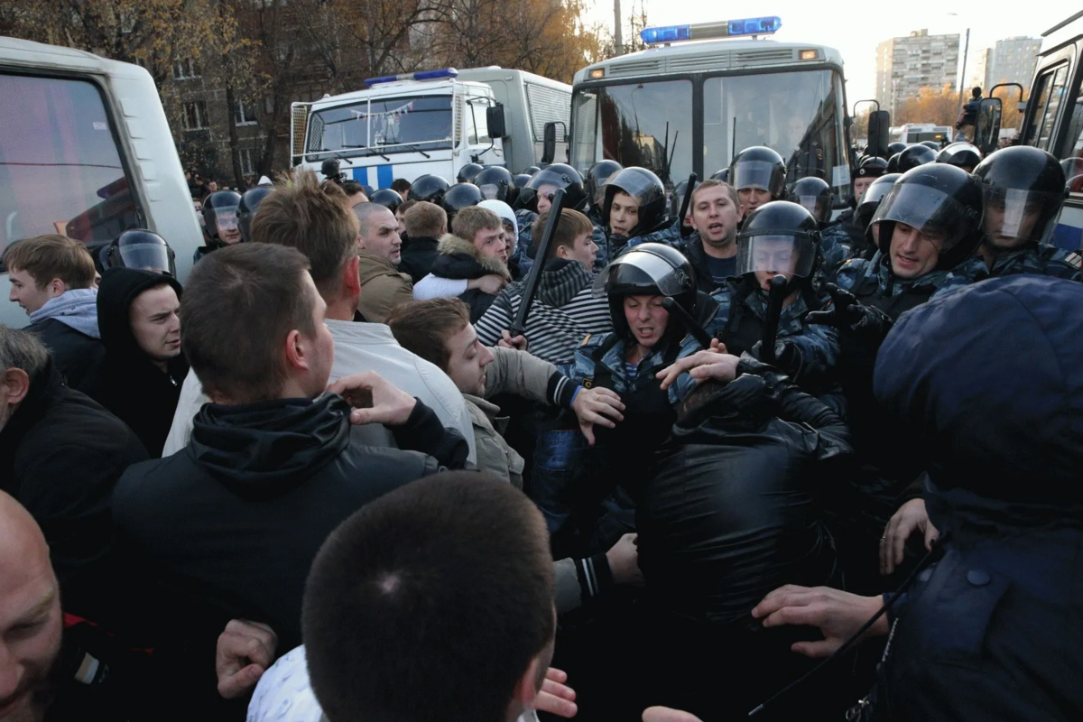 Беспорядки в бирюлево. Погром в Бирюлево октябрь 2013. Беспорядки в Бирюлево 2013. Погромы в Бирюлево 13 октября 2013. Беспорядки в Западном Бирюлёво