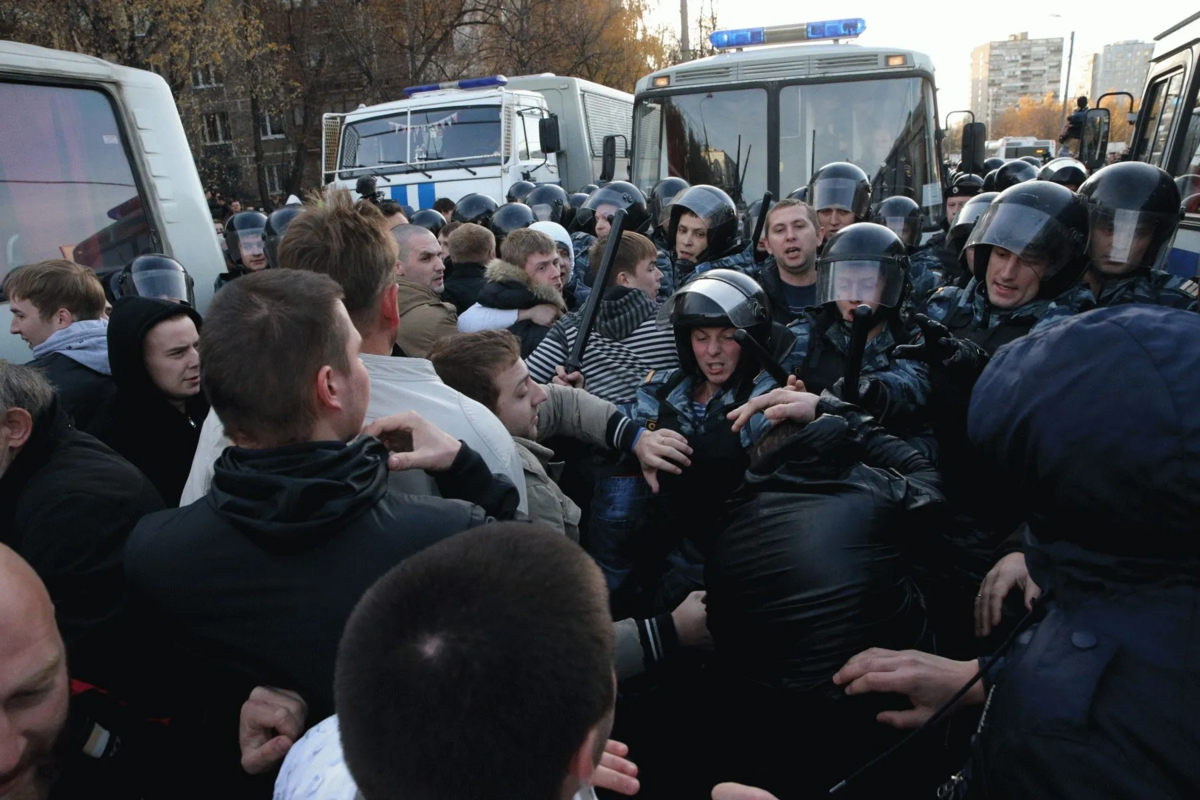 Мигранты русский бунт. Погром в Бирюлево октябрь 2013. Беспорядки в Бирюлево 2013. Погромы в Бирюлево 13 октября 2013. Беспорядки в Западном Бирюлёво.