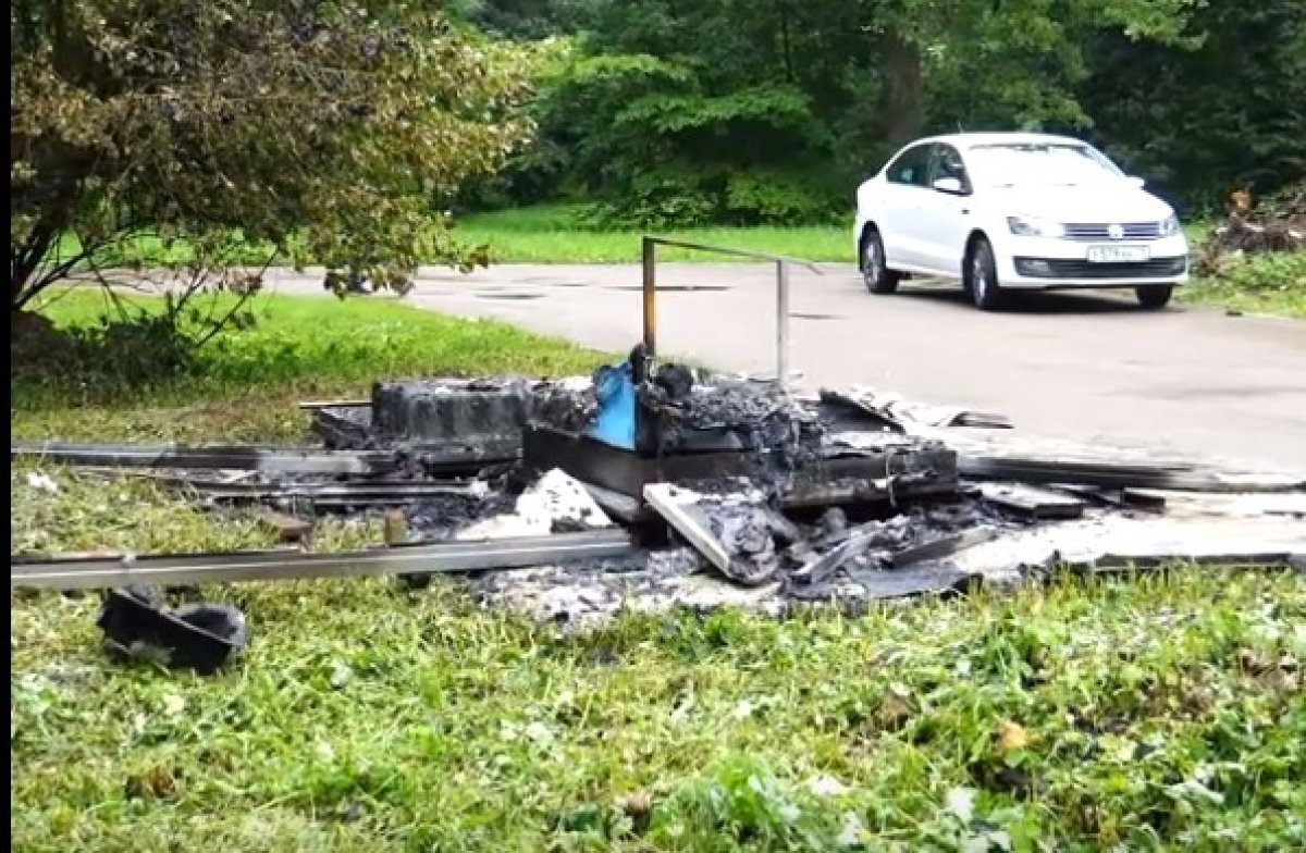    В узловском Парке Железнодорожников неизвестные сожгли биотуалет