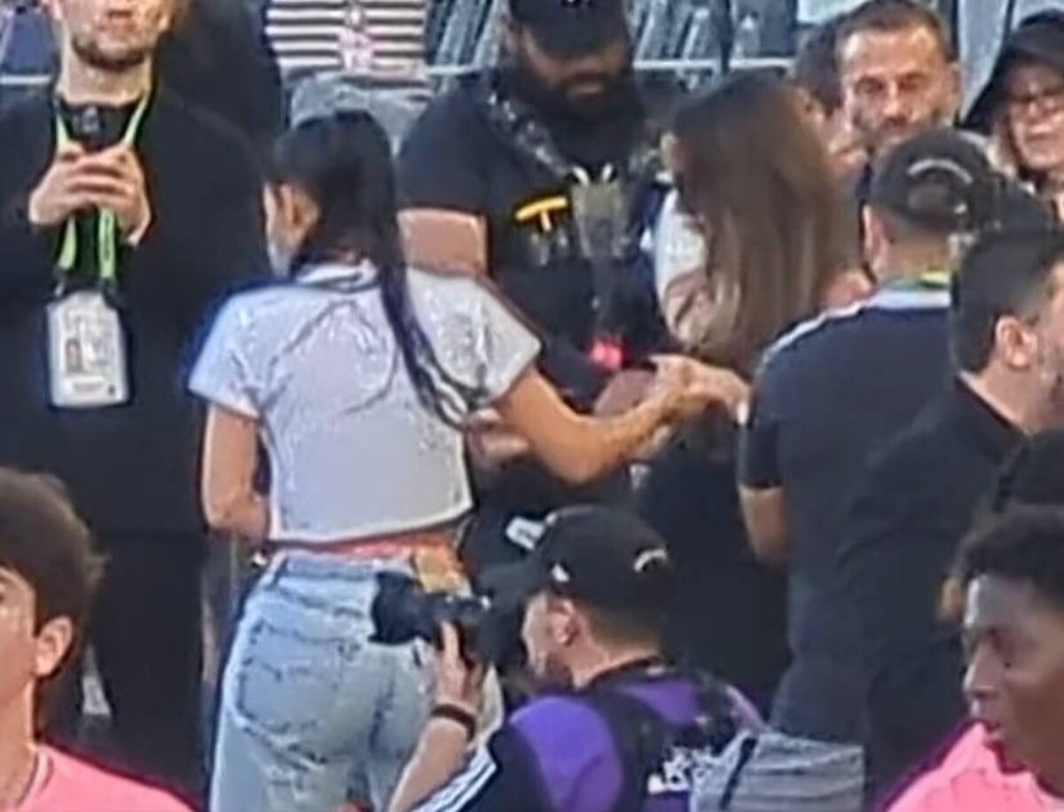    Ким помогает Виктории спуститься с трибуны. Фото: Daily Mail