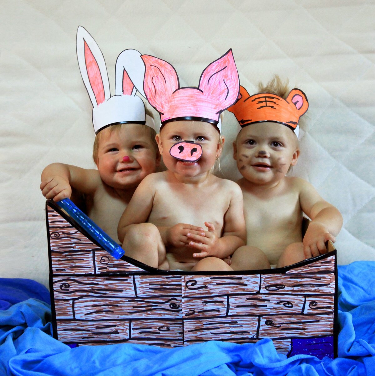 Тут тройняшкам чуть больше года 