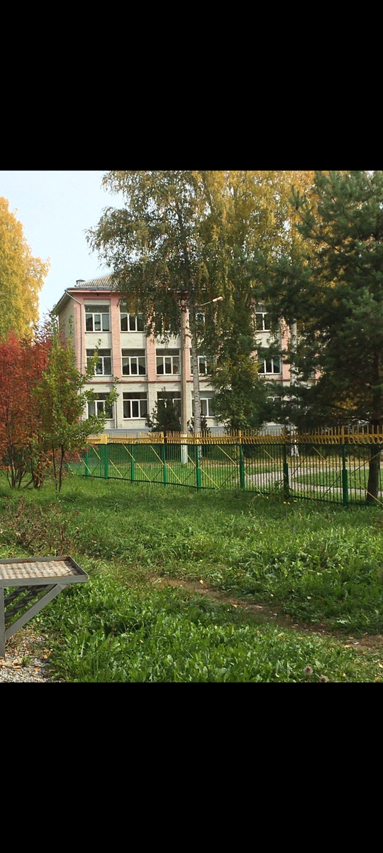 Фото автора. Наша школа. Теперь лицей. Здесь прожито десять лет нашей юной жизни. 