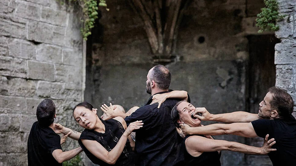 Фото: Christophe Raynaud de Lage / Festival d'Avignon📷В Авиньоне спектакль Анны Терезы Де Керсмакер «В ожидании» не в первый раз: 13 лет назад здесь состоялась его премьера