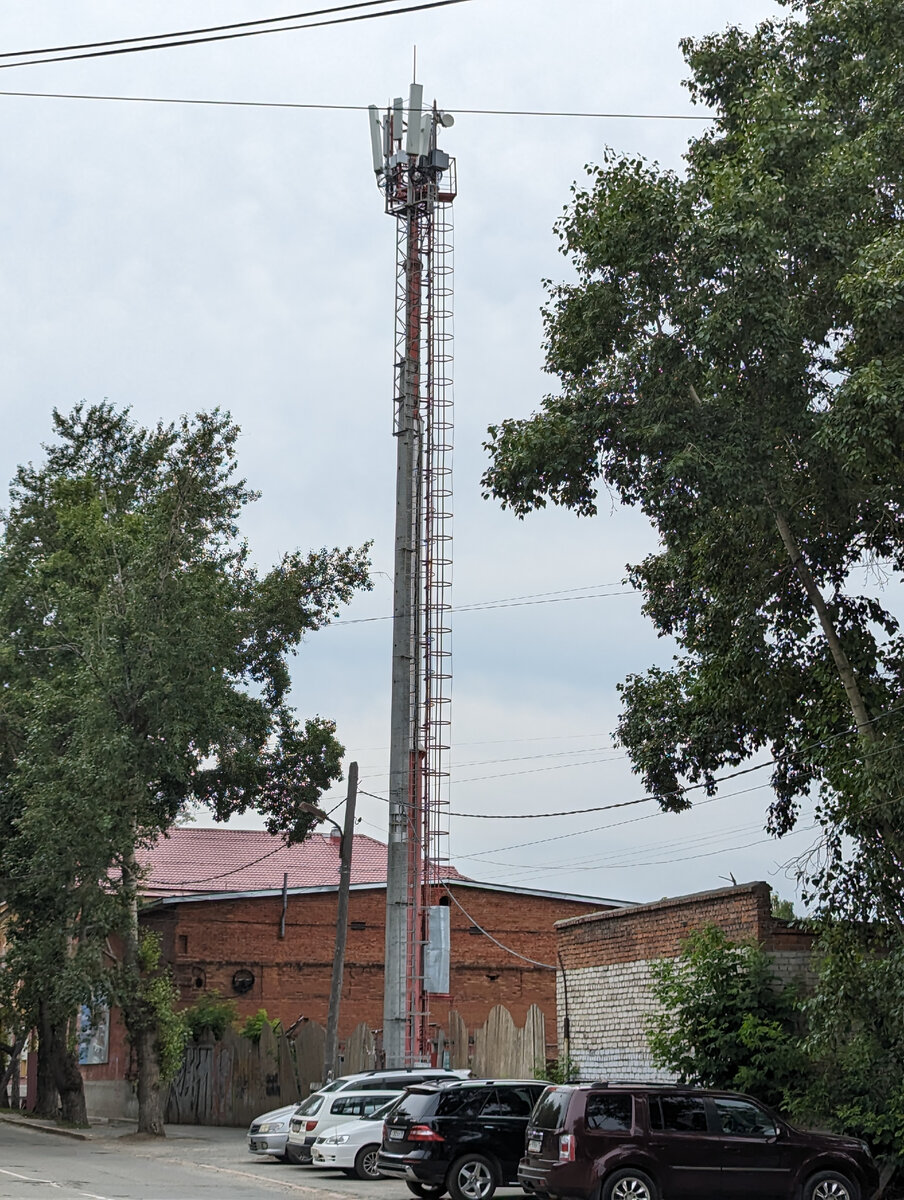 Мачта с базовой станцией в жилой застройке, Томск (фото Content Review)