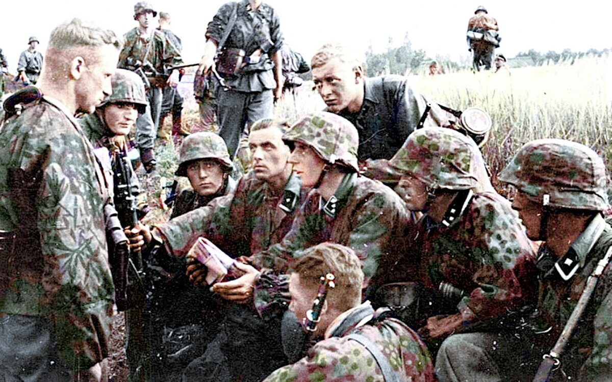 Офицеры дивизии СС "Лейбштандарт" под Харьковом, март 1943 г.