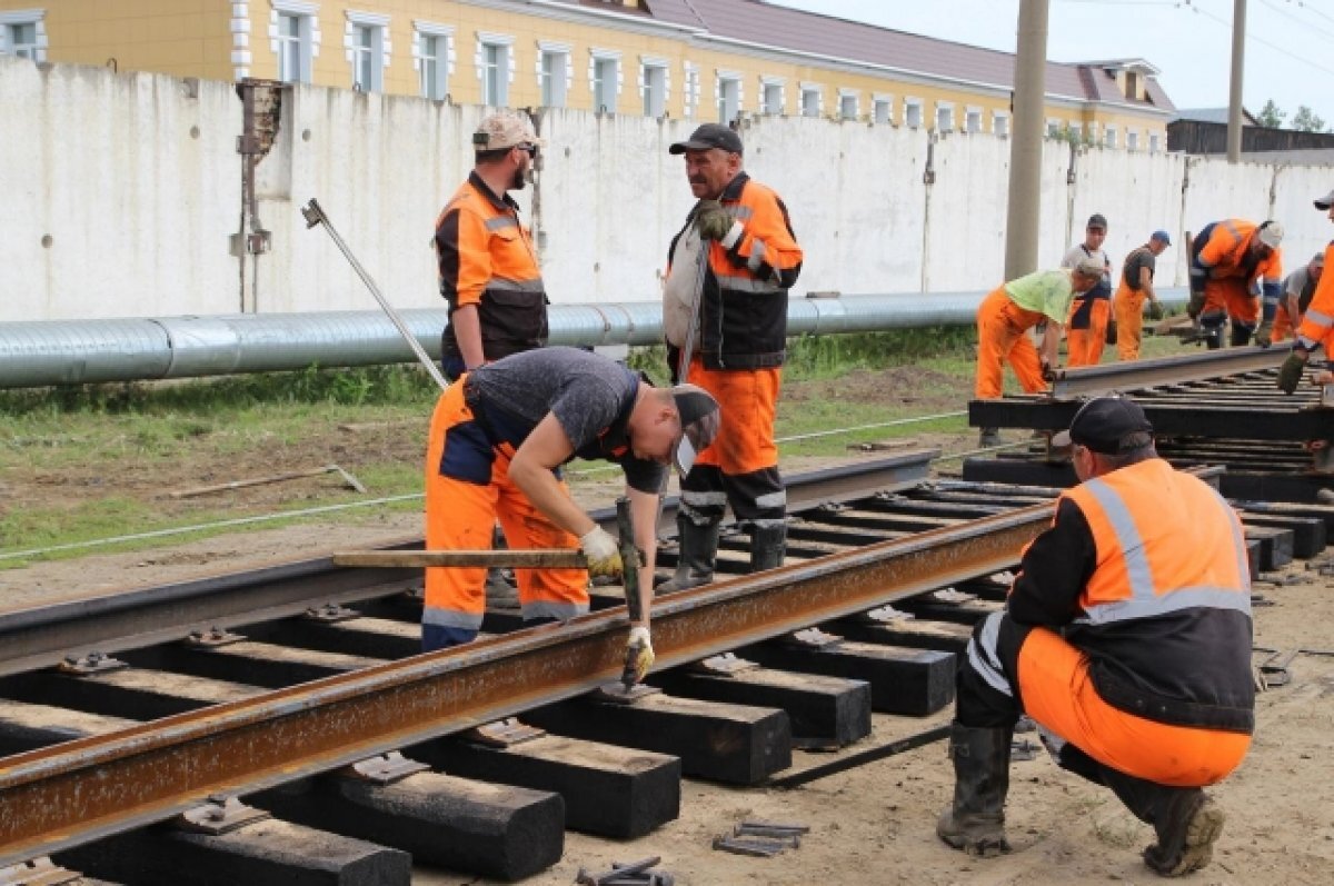    В Барнауле собирают рельсы для обустройства трамвайных путей на мосту