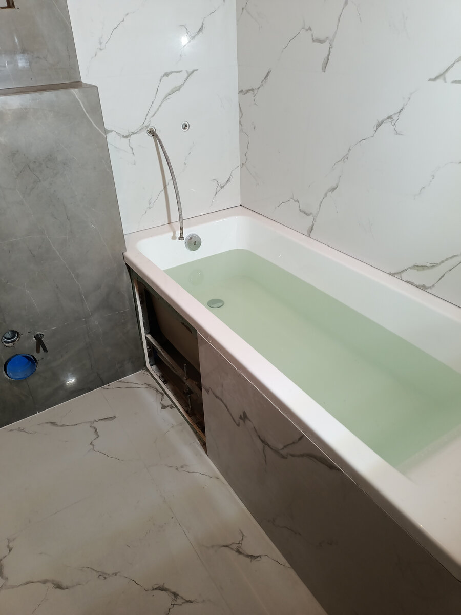 Как плитка торчит вначале ванной и на середине с выступом