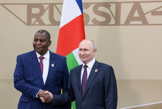    Президент РФ Владимир Путин и президент ЦАР Фостен Арканж Туадера (справа налево)
