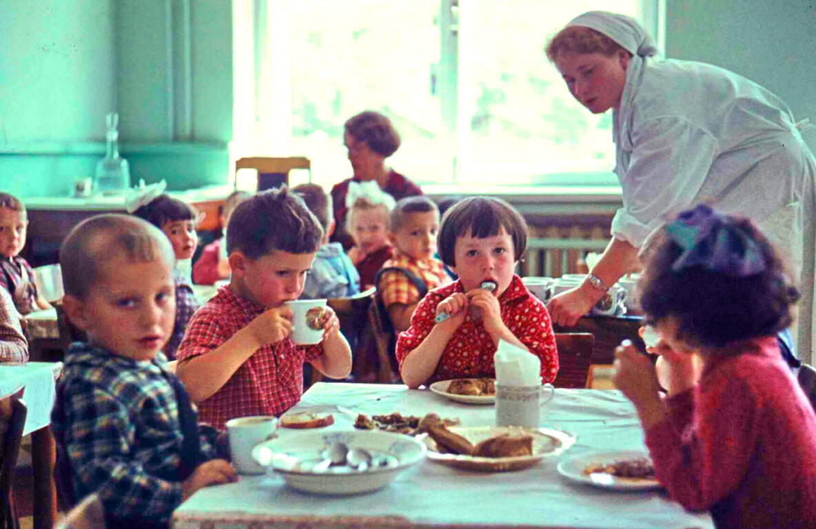 Обед в советском садике. (Исходное фото найдено на pinterest.com).