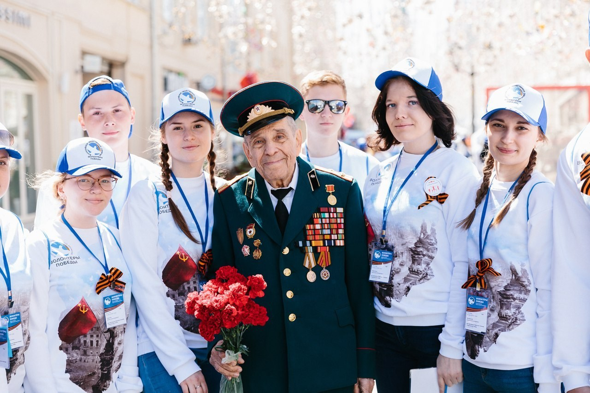 Великая победа волонтеры победы. Парад Победы волонтеры Победы. Патриотическое волонтерство. Парад молодежи. Волонтеры Победы и ветераны.