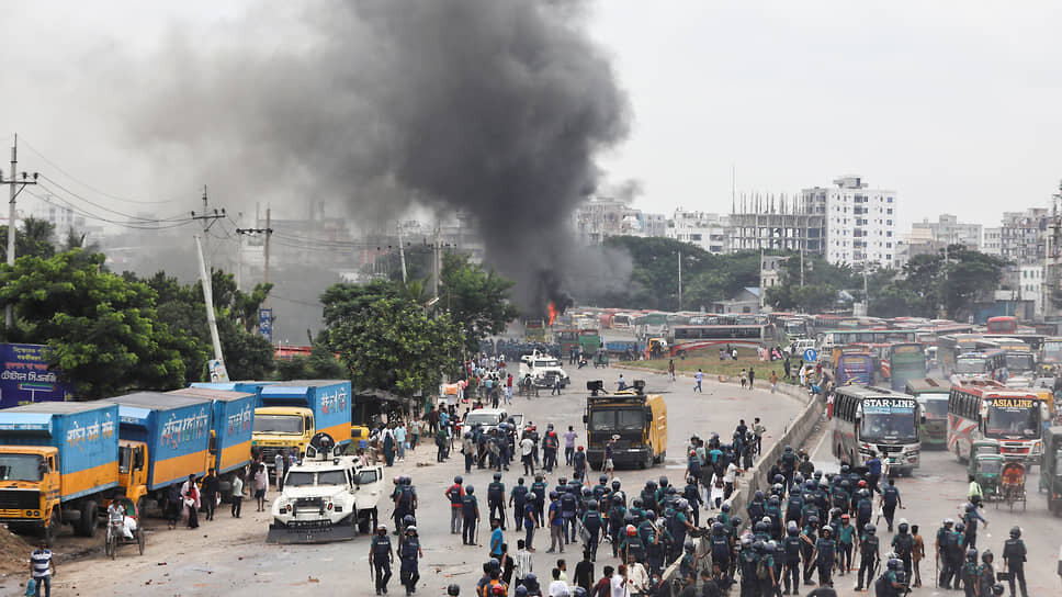 Фото: Mohammad Ponir Hossain / Reuters📷Протесты в Дакке