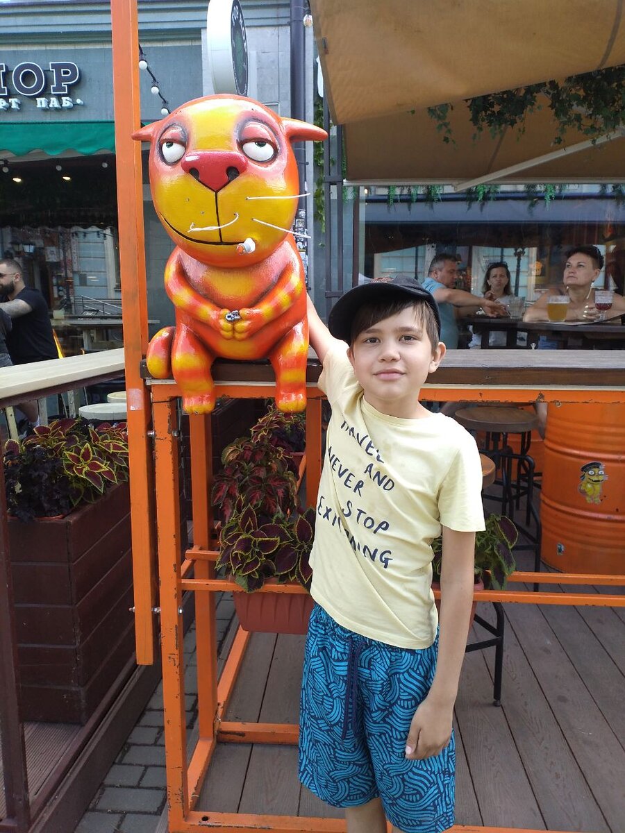 На Баумана много памятников котам. 