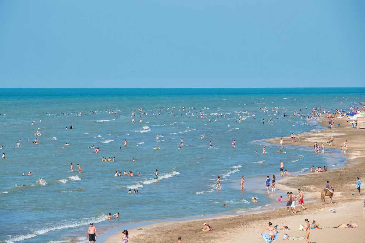 Отдых в азербайджане на море отзывы. Каспийское море Баку пляж. Пляж Набрань Баку. Мардакян пляж. Пляж Бильгя в Баку.