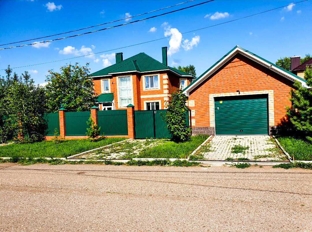 Вот такие заборы у нас в старой части посёлка (дом на фотографии не мой). И никаких мук выбора раньше не было - профнастил или кирпич. А сейчас то сколько вариантов...