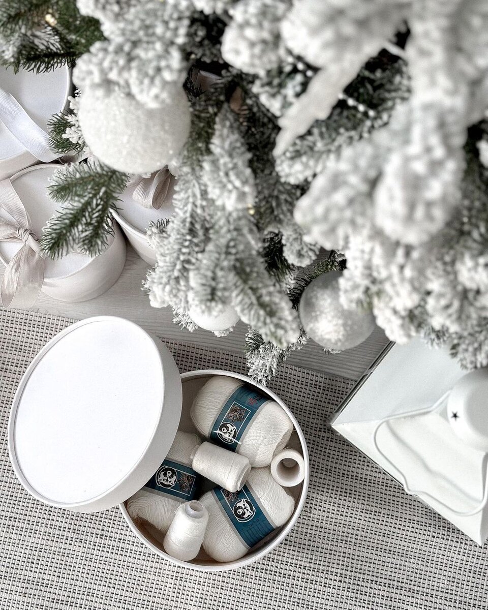 Для стандартного размера косынки достаточно 3 мотков пряжи