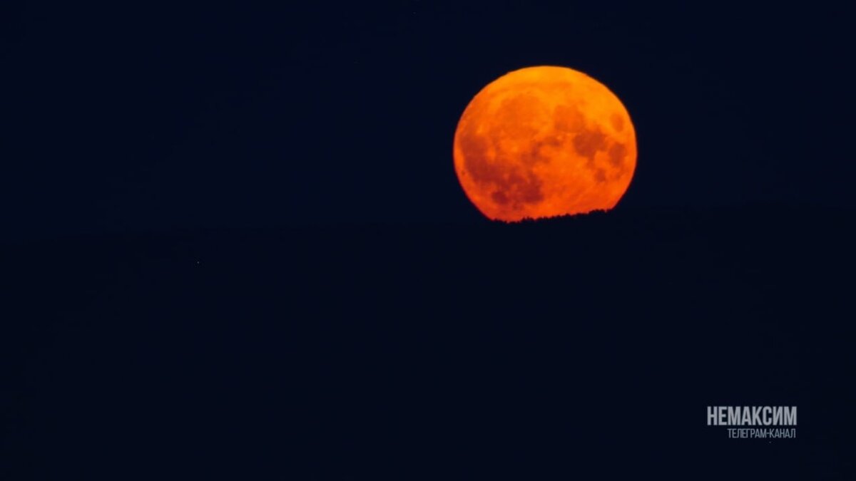     В Красноярске в ночь на 2 августа можно было наблюдать суперлуние. Показываем фото и рассказываем, когда ещё жители смогут увидеть такое астрономическое явление.