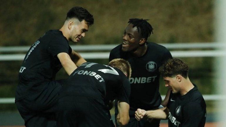    Игроки 2Drots радуются победе над «Сахалином» в Кубке России. Соцсети