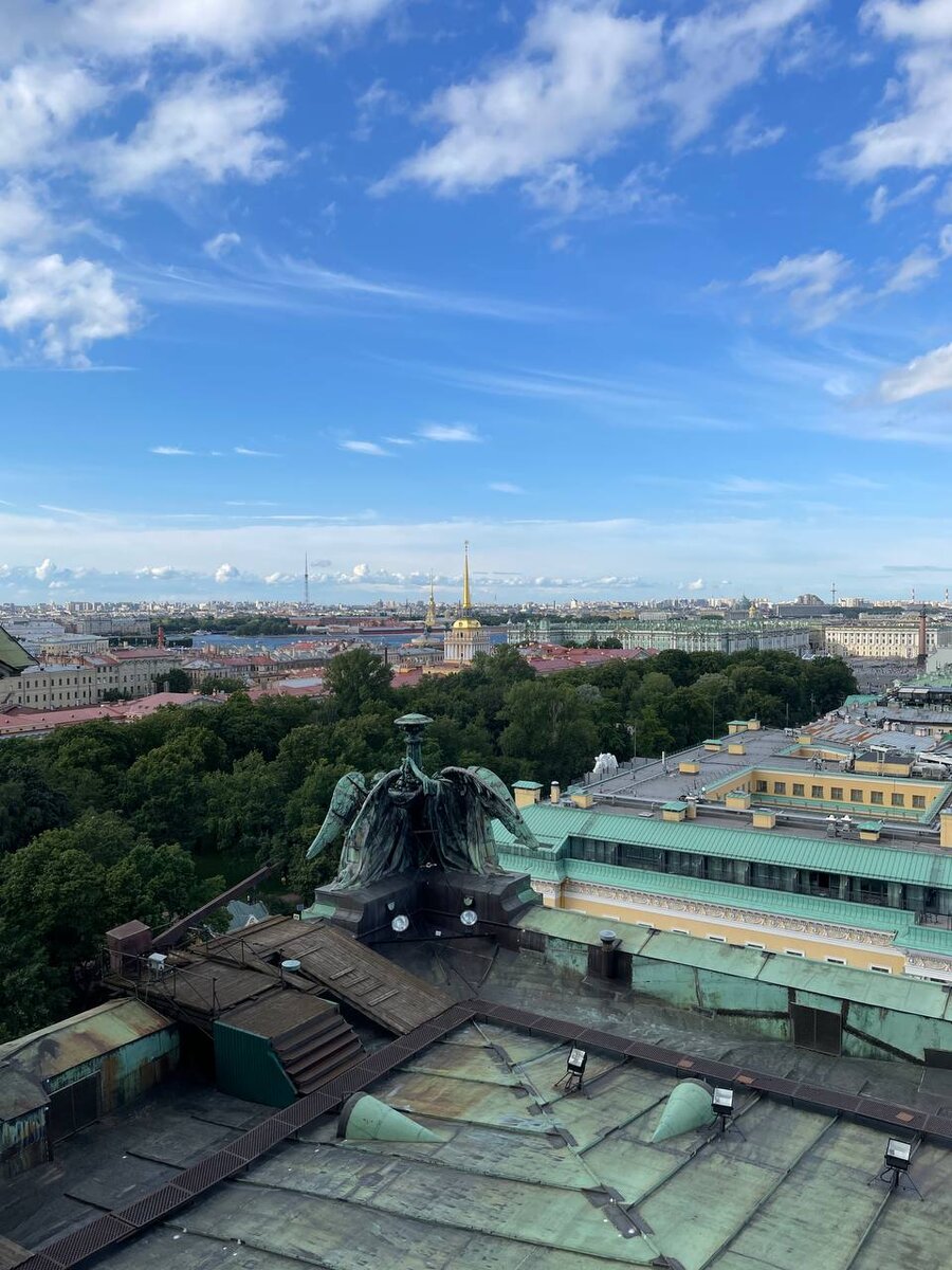 Здесь открывается панорама на 360 градусов. Видны почти все достопримечательности города.