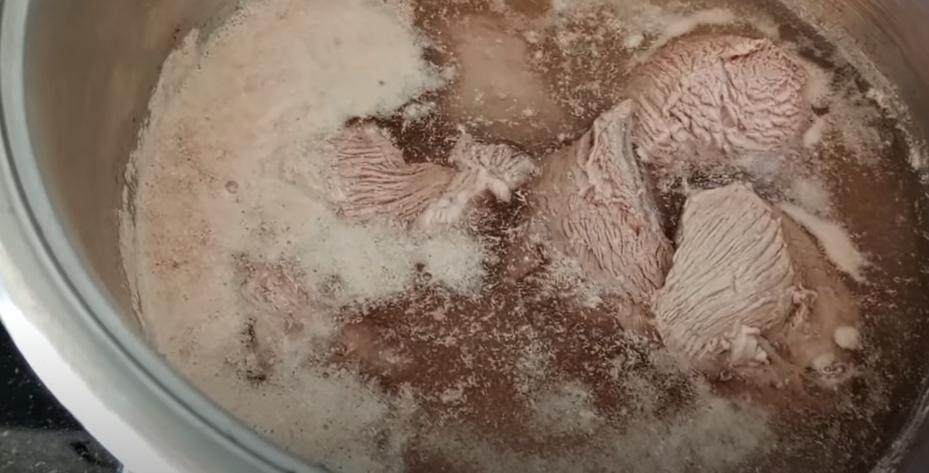 Первый бульон сливаем и промываем мясо, смываем накипь в кастрюле. 