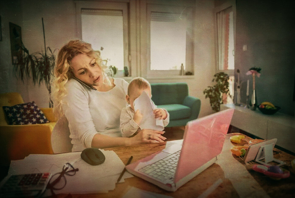 Женщина с ребенком делает задачи по работе