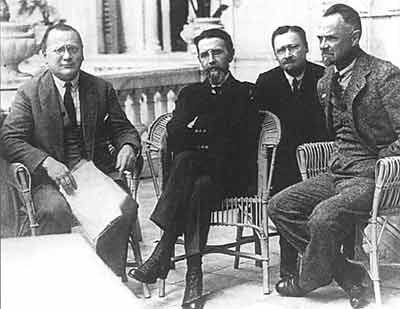 "Пролетарии" в Европе. В центре - В.Воровский