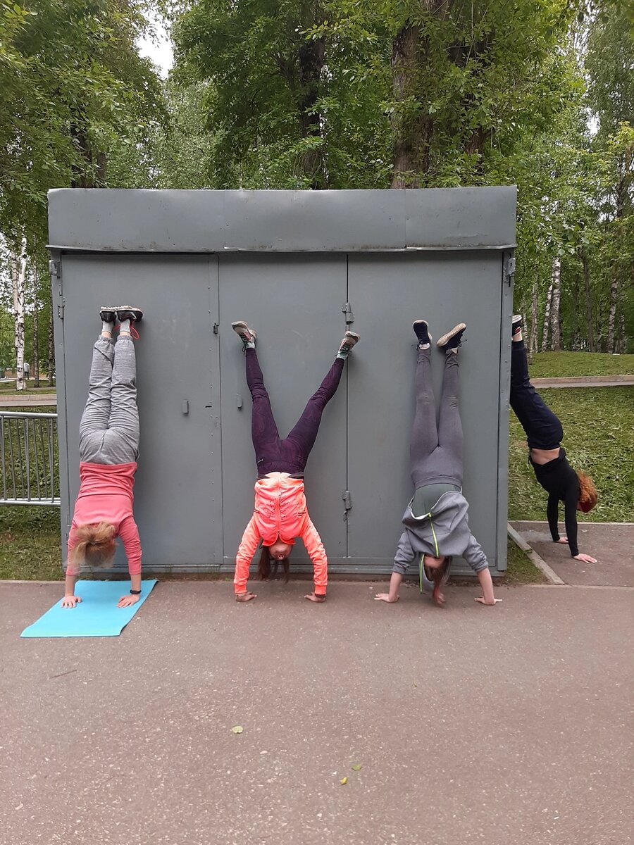 Здесь я научилась делать стойку на руках. Пока этот новый навык я использовала только для фото:)