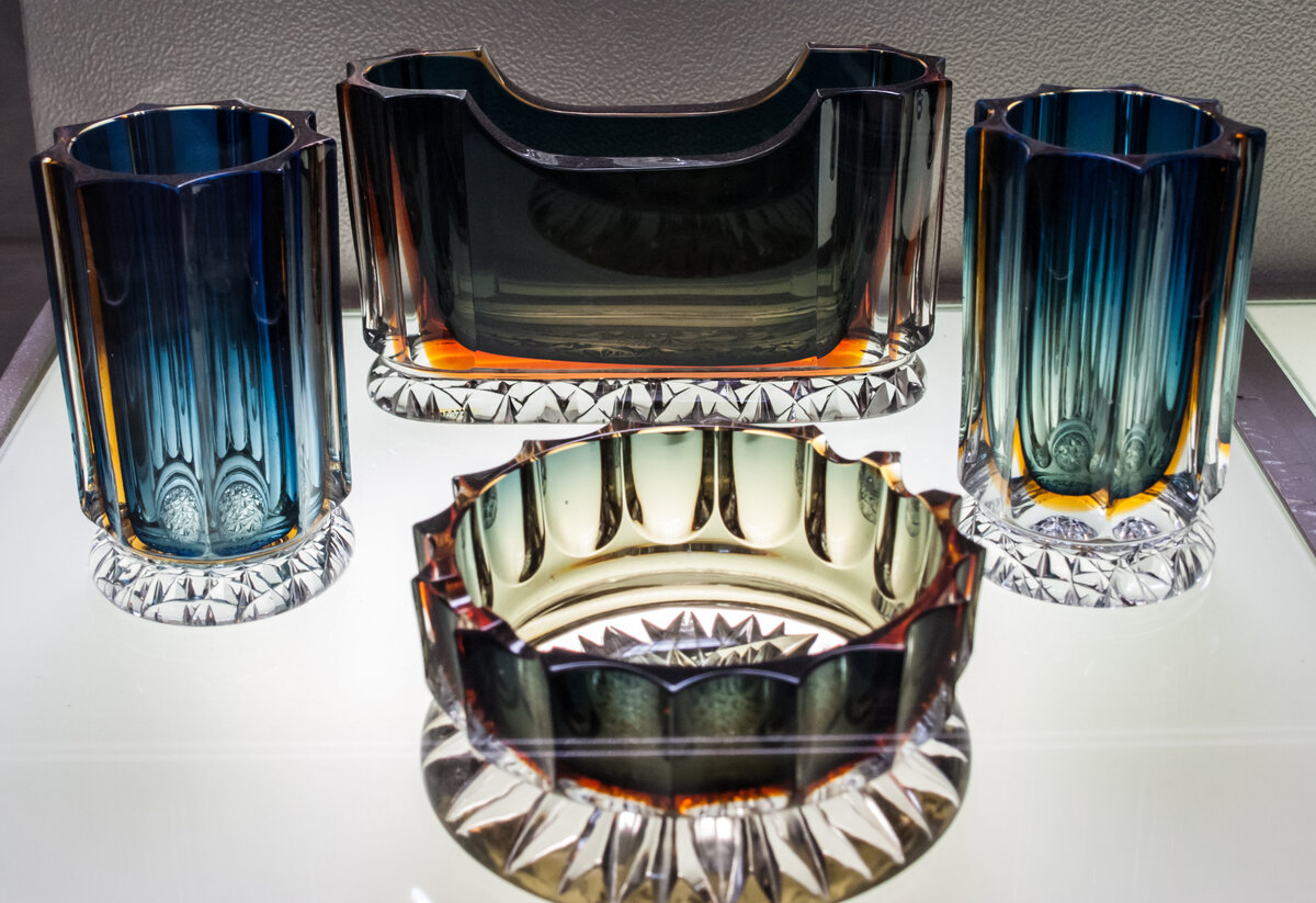 цветной хрусталь. Waterford crystal креманки для шампанское. ценный хрусталь сканворд 7. тарелка хрусталь. хрусталь.