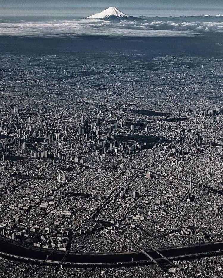 Источник: https://www.reddit.com/r/interestingasfuck/comments/144bzlq/the_largest_and_the_most_populated_city_on_earth