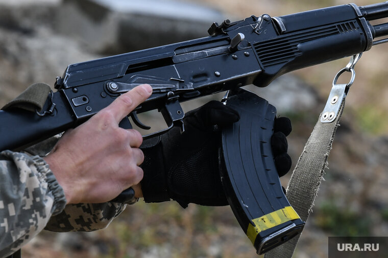   Курганский боец из зоны СВО захватил у наемников из Польши автоматы с нацистской свастикой (архивное фото)