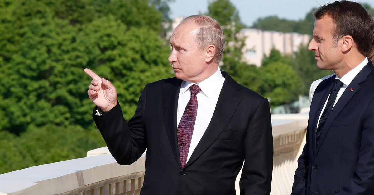 В.В. Путин показывает Макрону светлое будущее