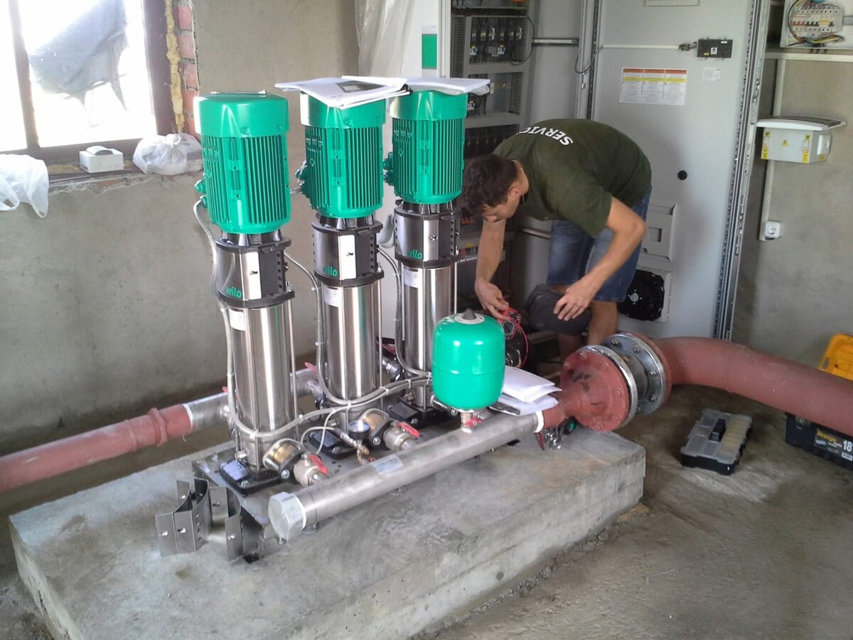 Установка группы насосов подымающих давление на этаж