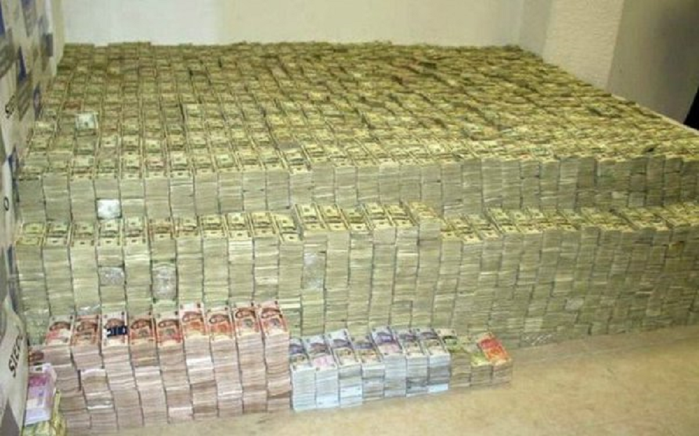 200 миллионов рублей сколько. Огромная куча денег. Комната с деньгами. Много денег. Миллион долларов.
