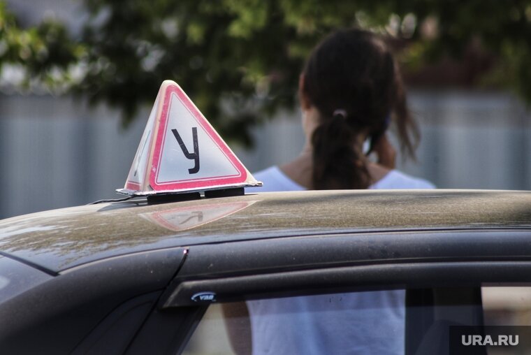    Курсанты автошкол обучаются вождению в частном секторе заречных микрорайонов Тюмени