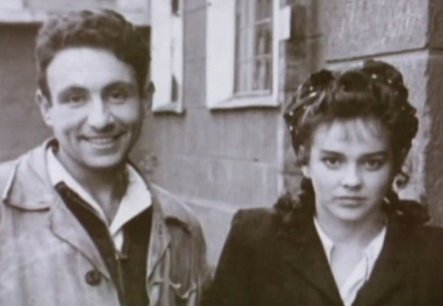 Он хотел закричать: "Я жив!", но губы не слушались, а пальцы не шевелились