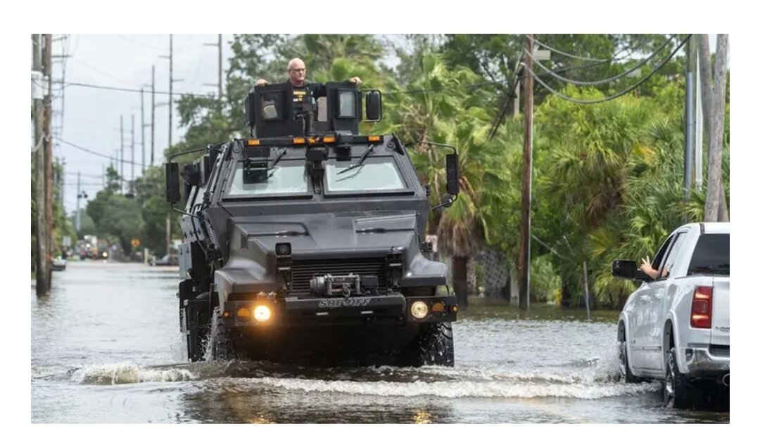 Офицер шерифа округа Паско проезжает по затопленной улице после урагана Идалия в Гудзоне, штат Флорида, 30 августа 2023 года. (GREG LOVETT/THE PALM BEACH POST/USA TODAY NETWORK)