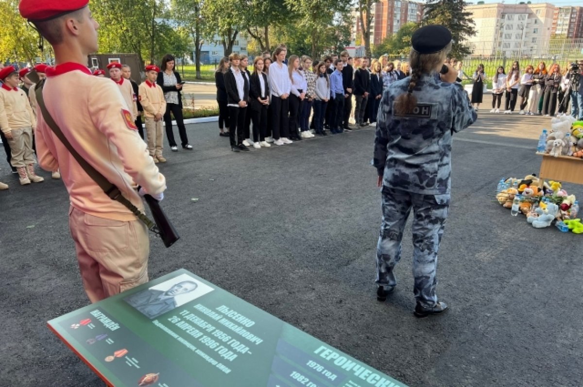    В школе №15 города Твери увековечили память командира ОМОН Николая Лысенко