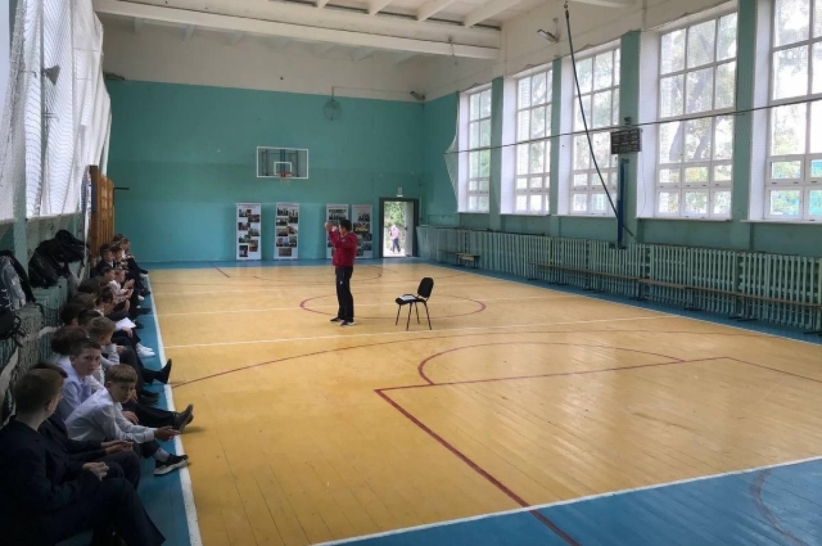    Спортзал лицея №11 очистили от старой посуды и подготовили к занятиям