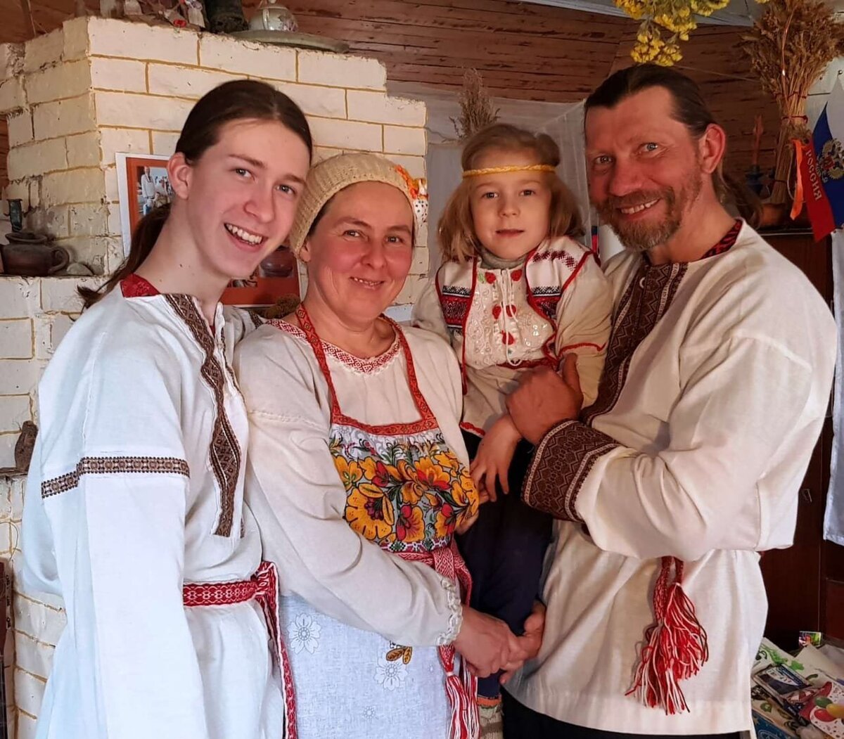 Хозяева славянского родового поместья Росы в Джанкойском районе // Фото из архива семьи Условых