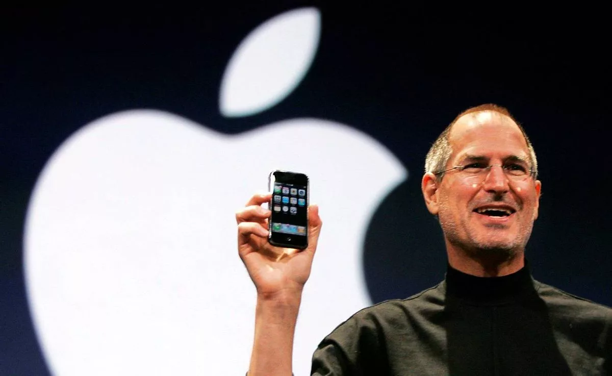 Презентация айфона джобсом. Стив джобс презентация iphone 2007. Стив джобс презентация iphone. Стив джобс презентация первого айфона. Презентация айфона джобсом.